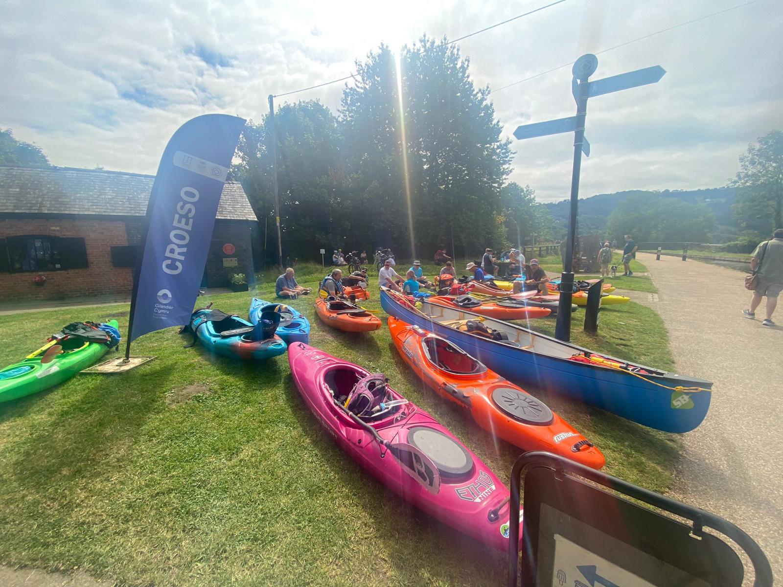 A group of kayaks on grass

Description automatically generated