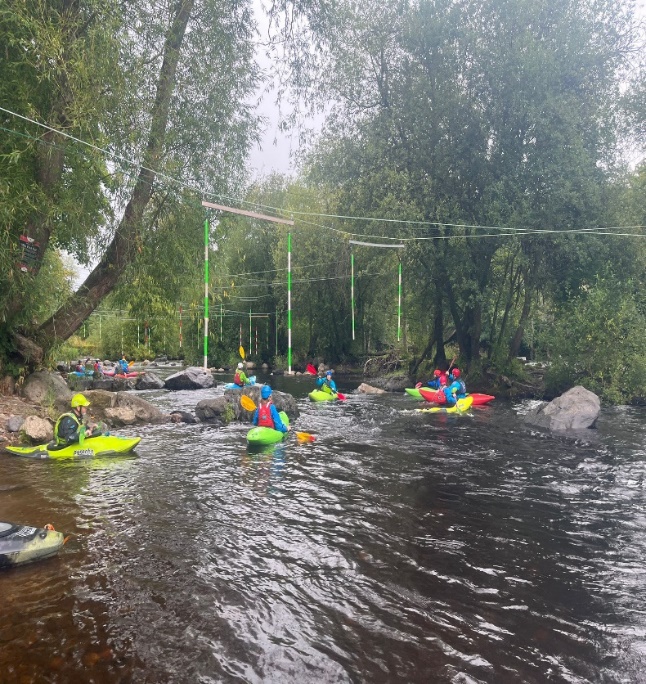 People kayaks in a river

Description automatically generated